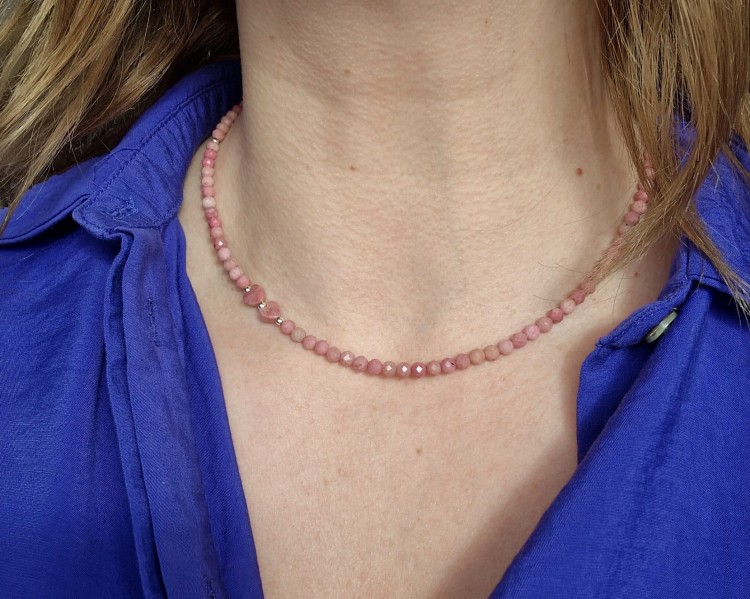 Naszyjnik z naturalnego rodonitu z sercem