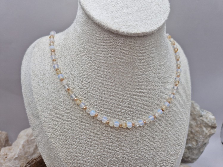 Naszyjnik z naturalnego cytrynu, opalu i kryształków ze srebrem pozłacanym