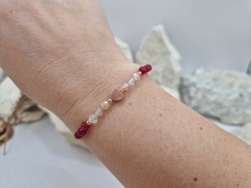 Bransoletka z rubinu, kwarcu i serca z rodonitu – wyjątkowy prezent dla Mamy