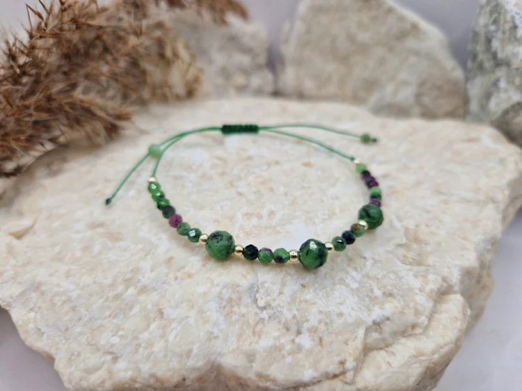 Bransoletka z zoisytu i rubinu z zapięciem makramowym