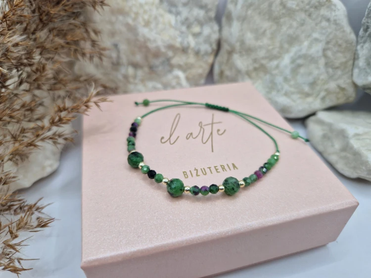 Bransoletka z zoisytu i rubinu z zapięciem makramowym