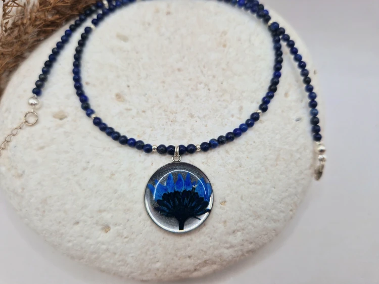 Naszyjnik z lapis lazuli z zawieszką z prawdziwym kwiatem bławatka