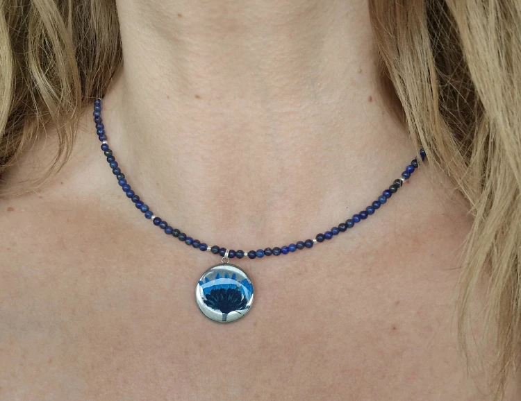 Naszyjnik z lapis lazuli z zawieszką z prawdziwym kwiatem bławatka