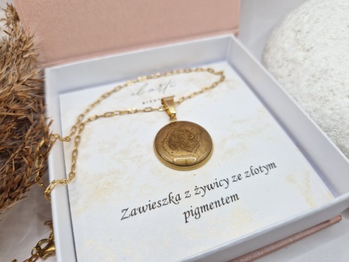 Łańcuszek z zawieszką z żywicy ze złotym pigmentem