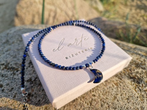 Naszyjnik z lapis lazuli i zawieszką z księżycem