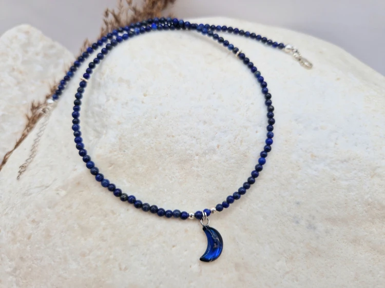 Naszyjnik z lapis lazuli i zawieszką z księżycem
