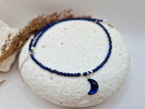 Naszyjnik z lapis lazuli i zawieszką z księżycem